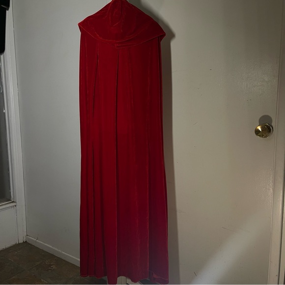 sumptuous RED VELVET Cape - Picture 6 of 9